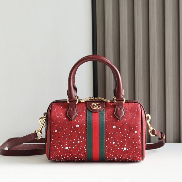 Gucci圣诞限定系列水晶波士顿 DDD 圣诞氛围直接拉满！红丝绒+满钻的Gucci波士顿包也太会了吧 DDD [爱心R]酒红色缎面缀满碎钻，灯光下直接在发光