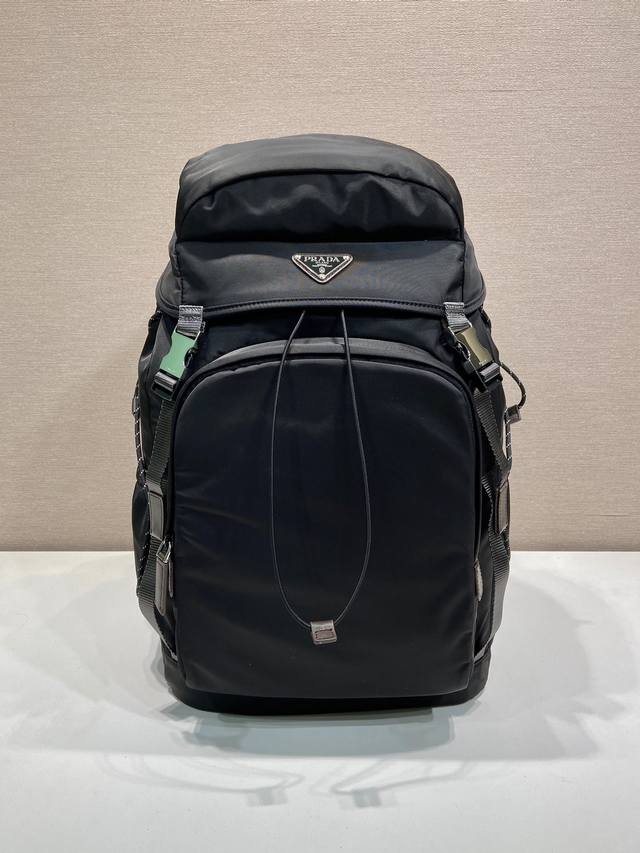 特级原厂新款背包2Vz123登山包 DDD 灵感源自徒步旅行风格，这款Re-Nylon背包将都市风格与户外元素相结合。宽敞的设计配有皮革饰边，设有多个外部和内部