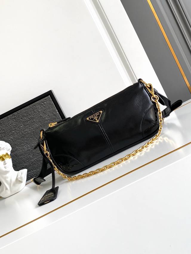 新款腋下包 DDD 这款腋下包是2002年经典款式的复刻版，精致而极简的配饰选用具有精致光泽表面的皮革制成，搭配优雅的可拆卸链条提手，适合从白天到夜晚的不同场合