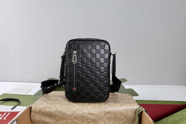 跑量价 DDD 简介：Gg Emblem系列以饰Gg印花压纹图案光面皮革焕新演绎品牌历久弥新的优雅风范和精湛工艺。这款斜挎包配有一根可拆卸可调节肩带，背携方式灵