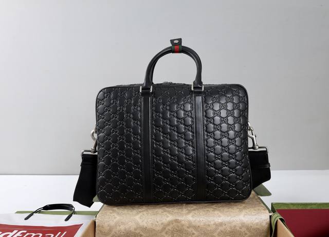 跑量价 DDD 简介：超级双G公文包，从日常穿搭到特殊场合服饰，品牌钟爱的各式图案为全新皮具作品增色添彩。这款公文包以黑色超级双G皮革匠心打造，焕新演绎箱包系列
