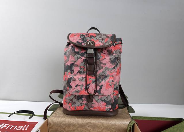 跑量价 DDD 简介：生动迷彩结合别致配色，焕新演绎经典Gg图案。这款背包以大理石纹Gg字母图案涂层织物打造，匠心融蕴双G细节。 DDD 型号839109丝印
