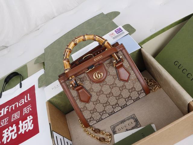 跑量价 DDD 简介; 秀款限定Diana竹节作为具特色的品牌元素和材质,成为百年最重要的作品呈现。 DDD 这款Diana竹节包延续了 春夏Aria系列的成衣 跑量价 DDD 简介; 秀款限定Diana竹节作为具特色的品牌元素和材质,成为百年最重要的作品呈现。 DDD 这款Diana竹节包延续了 春夏Aria系列的成衣