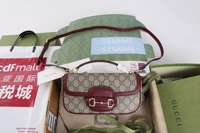 跑量价 DDD 简介：呈献全新Horsebit1955系列手袋，演绎承袭品牌马术本源的双环和长条形设计。这款小号手提包选用全新Gg帆布制作，别致的热压花工艺呈现