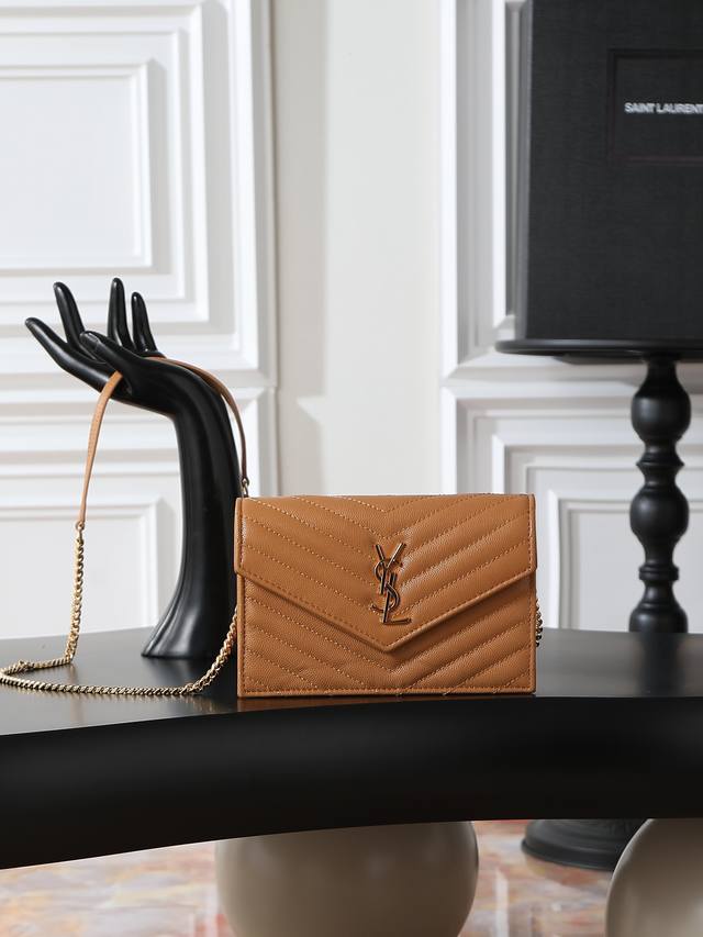 土黄金扣鱼子酱_ DDD Woc小号信封包来袭，说到信封包，Y家的这一只一定必须要拥有名字！整包采用意大利牛皮制作，版型立体，手感舒适！可拆卸的肩带设计丰富了包