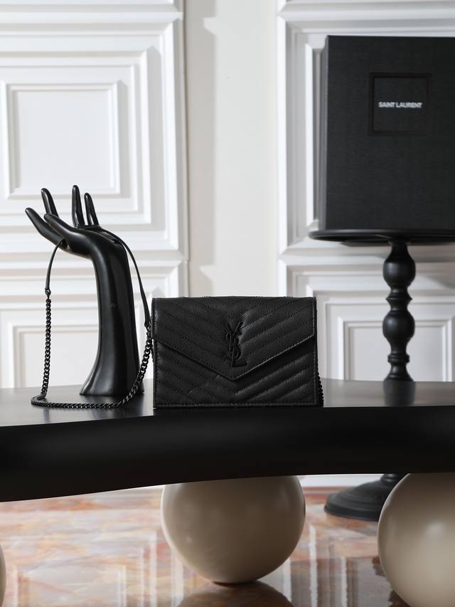 黑色黑扣鱼子酱_ DDD Woc小号信封包来袭，说到信封包，Y家的这一只一定必须要拥有名字！整包采用意大利牛皮制作，版型立体，手感舒适！可拆卸的肩带设计丰富了包