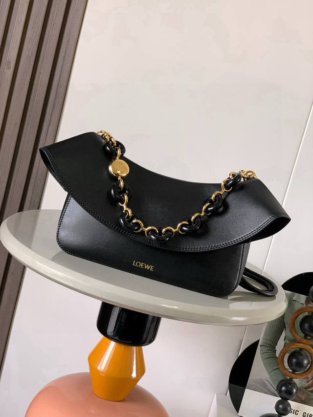 原厂皮 DDD 中号光滑牛皮革 Ola 手袋Ola 是柔软轻便且灵活百搭的夏日手袋采用弧形主体、线条流畅的翻盖和醒目甜甜圈链条此中号版本采用光滑牛皮革制成*可拆