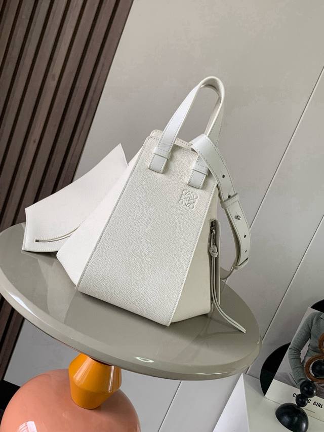 原厂皮 DDD 小号柔软粒面牛皮革 Hammock 手袋带有柔软侧面包身的多功能手袋可释放侧面来改变形状。环状带子可以使手袋有多种佩戴方式这个小尺寸版本采用柔软