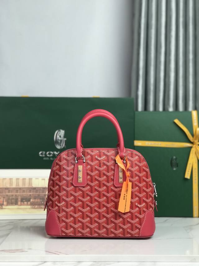 正品级 DDD Goyard Vendme贝壳包 DDD 传承了品牌独一无二的工艺风格和精湛技术：可拆卸肩带、嵌入式木质细节、皮革包角、大拉链、黄色衬里及其独特