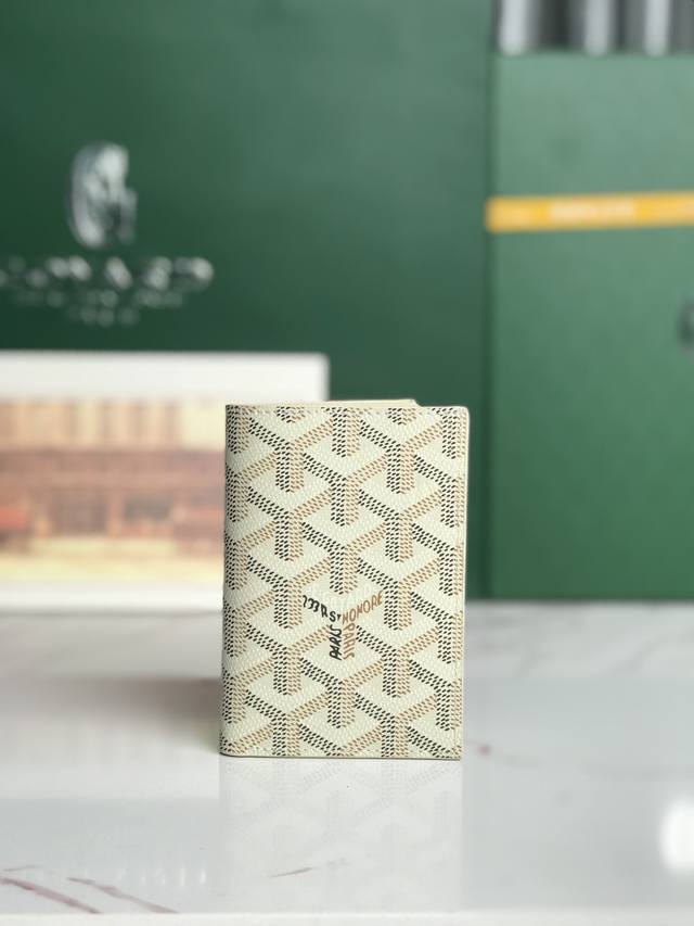 正品级 DDD Goyard 卡包 日常搭配必备单品 DDD Saint-Pierre卡夹的功能齐全，设有一个大尺寸纸钞袋，可以同时存放卡片、证件和钞票。袖珍小