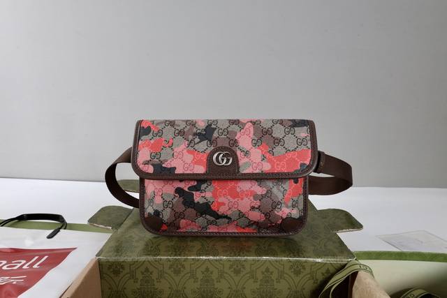 厂价 。 最高版本原厂皮顶级原单配专柜全套包装 DDD 简介：生动迷彩结合别致配色，焕新演绎经典Gg图案。这款腰包以大理石纹Gg字母图案涂层织物打造，匠心融蕴双