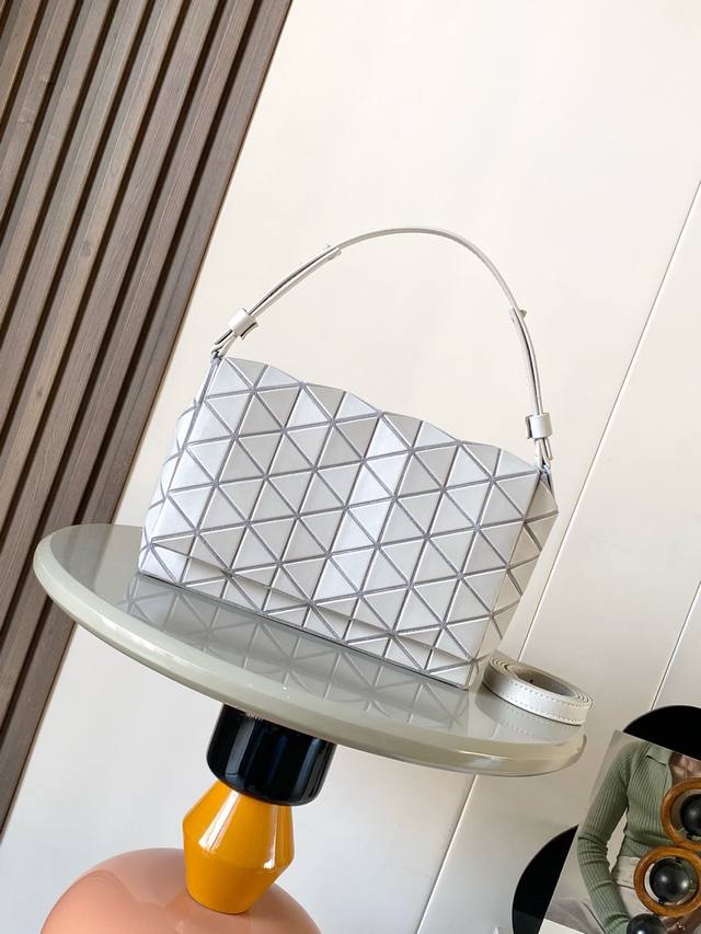 厂价 。 最高版本原厂皮顶级原单配专柜全套包装 Issey Miyake Bao Bao DDD 尺寸:27Cm18Cm7Cm DDD 三宅一生新款 Fosse