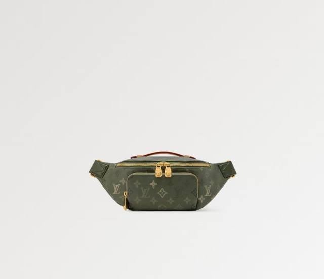 M26933军绿色 胸包腰包 Rush 腰包 本款 Rush 腰包以 Monogram Surplus Gx涂层帆布及莹泽做旧效果拉链塑就潮流型格。拉链前袋方便