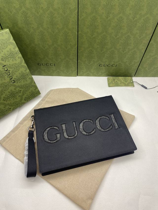 配全套原厂绿盒包装 饰包带Gucci手拿包。 早春系列呈现全新面料组合，演绎一系列由皮革和Supreme帆布混搭演绎的经典旅行箱包，并将品牌标志性细节点缀于其上