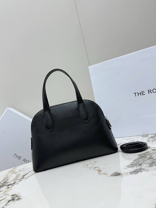 Tr 大号 新款The Row Medium Lngrid贝壳包到货啦，包身采用进口平纹马鞍小牛皮，贝壳拉链包，内里搭配小羊皮，里面还有一个插袋，一个拉链袋，可