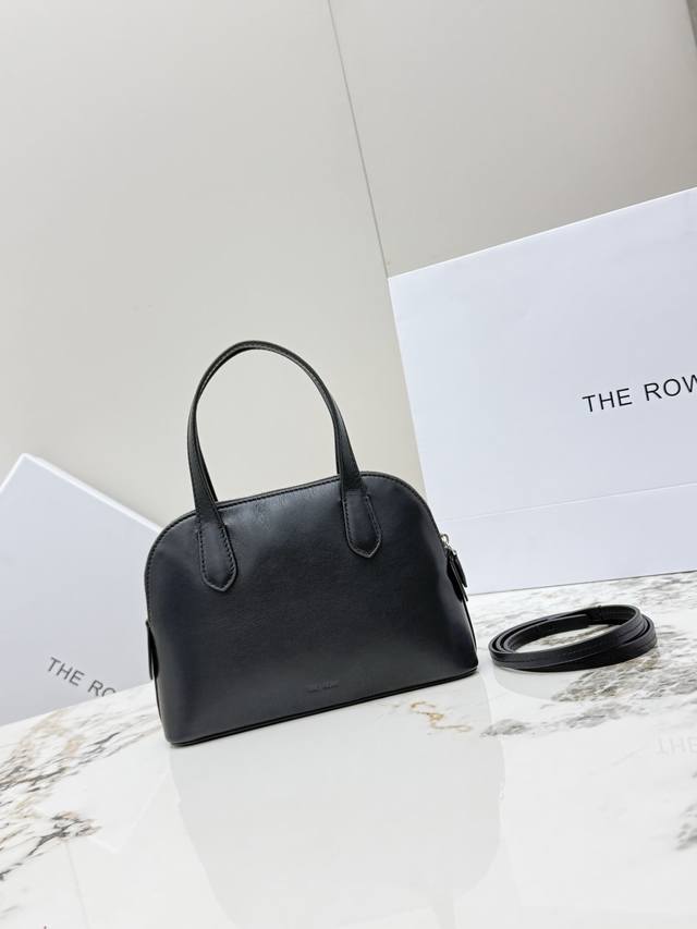 Tr 小号 新款The Row Lngrid贝壳包到货啦，包身采用进口平纹马鞍小牛皮，贝壳拉链包，内里搭配小羊皮，里面还有一个插袋，迷你款 可放手机口红化妆品，