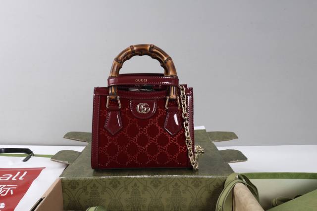 现货 DDD 简介;这款Diana竹节包延续了2026春夏Aria系列的成衣鞋履的设计,将帆布施华洛世奇水晶镶嵌Gg完美融入,原生天然竹节手腕,全铜五金链条,羊 现货 DDD 简介;这款Diana竹节包延续了2026春夏Aria系列的成衣鞋履的设计,将帆布施华洛世奇水晶镶嵌Gg完美融入,原生天然竹节手腕,全铜五金链条,羊