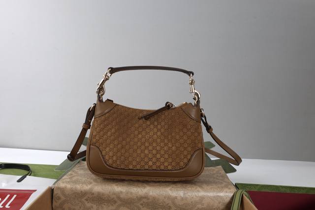 真皮磨砂 DDD 简介：2026秋冬系列焕新演绎Jackie 1961系列肩背包，Body双锁扣系列承载20世纪中期经典设计精髓。这款手袋甄选华贵柔软的Gg绒面