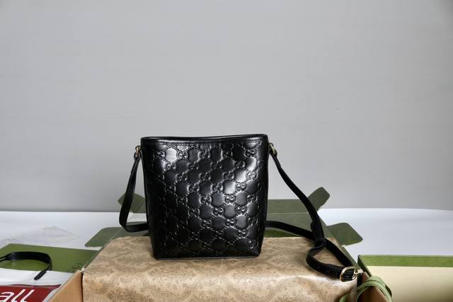 跑量价 DDD 简介：Gg Emblem系列小号托特包。这款购物袋Gg图案和条纹织带这两种品牌颇有辨识性的元素融合成经典搭配，Ophidia世界的演化之路从未止