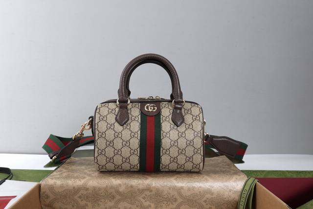 跑量价 DDD 简介：系列依然G家的标志性手袋之品牌每一季都会推出全新款型，打造适合各种造型的多功能配饰。两个提手赋予这款托特包以多功能属性，既可作为肩背包佩戴