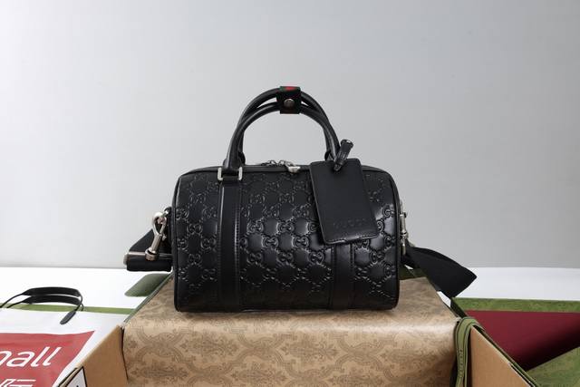 进口皮 DDD 简介：这款超级双G系列，从日常穿搭到特殊场合服饰，品牌钟爱的各式图案为全新皮具作品增色添彩。这款手提包以黑色超级双G皮革匠心打造，焕新演绎箱包系
