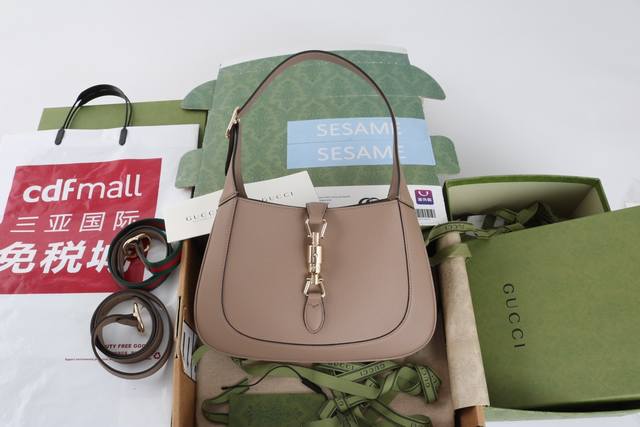 进口皮 DDD 简介： 秋冬系列焕新演绎Jackie 1961系列肩背包，采用精细 Rosso Ancora 皮革制作，搭配全新浅金色调推入式锁扣开合，彰显品牌