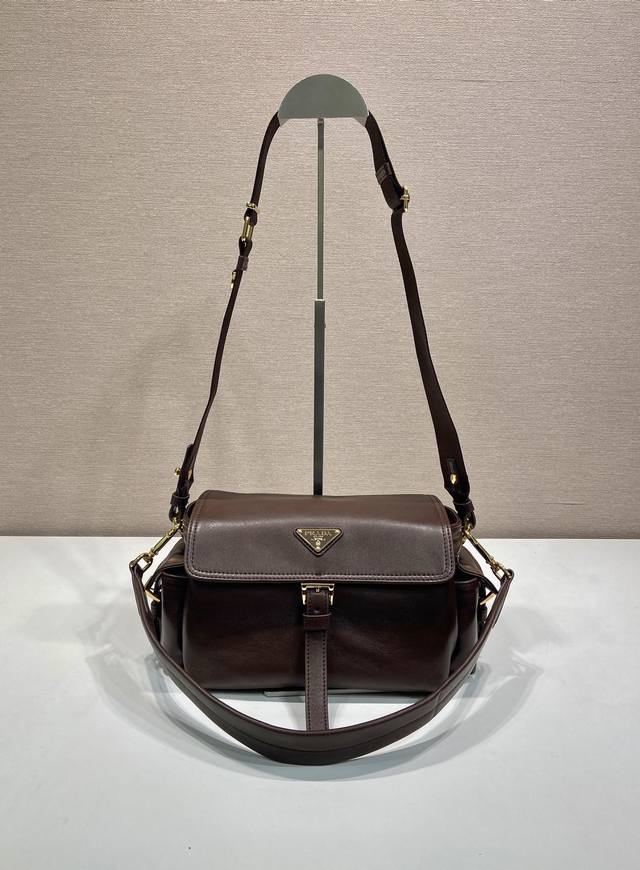 特级原厂 DDD 新款邮差包1Bd394植柔羊皮 DDD 这款手袋完美融合精致与功能性，采用进口小羊皮。轮廓柔和，配有多个口袋。轻盈实用的设计结合运动与百搭元素