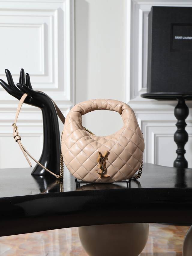 杏色羊皮 金Ysl Icari No迷你羊皮手袋，选用优质羊皮，菱格纹+金属Logo，法式优雅满分。迷你Hobo包型，手提Or斜挎都Ok，日常出街、约会都能轻松