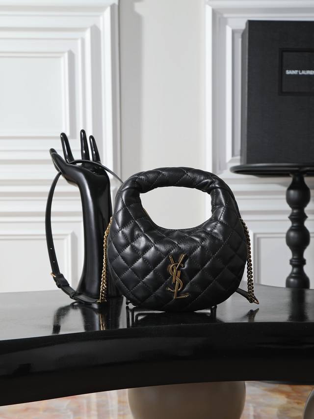 黑羊皮 金Ysl Icari No迷你羊皮手袋，选用优质羊皮，菱格纹+金属Logo，法式优雅满分。迷你Hobo包型，手提Or斜挎都Ok，日常出街、约会都能轻松驾