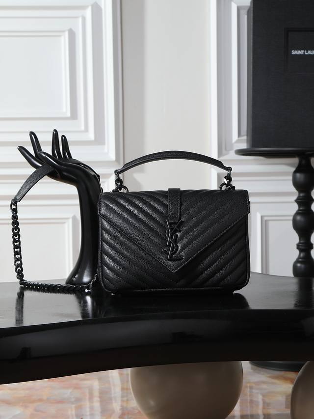 黑色黑扣_24Cm DDD #Monogram College# DDD 万年款邮差包，火辣辣的劲爆款24Cm，街拍神器，众多明星好莱坞女神的首选款式，怎么搭都