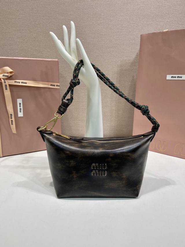 特级原厂新品饭盒包5Ne841复古羊皮 DDD 这款饭盒包采用进口复古擦色羊皮，赋予了这款小袋时尚简约特质，双色编织腕带彰显M家风格本真。拉链开合，编织腕带配钩