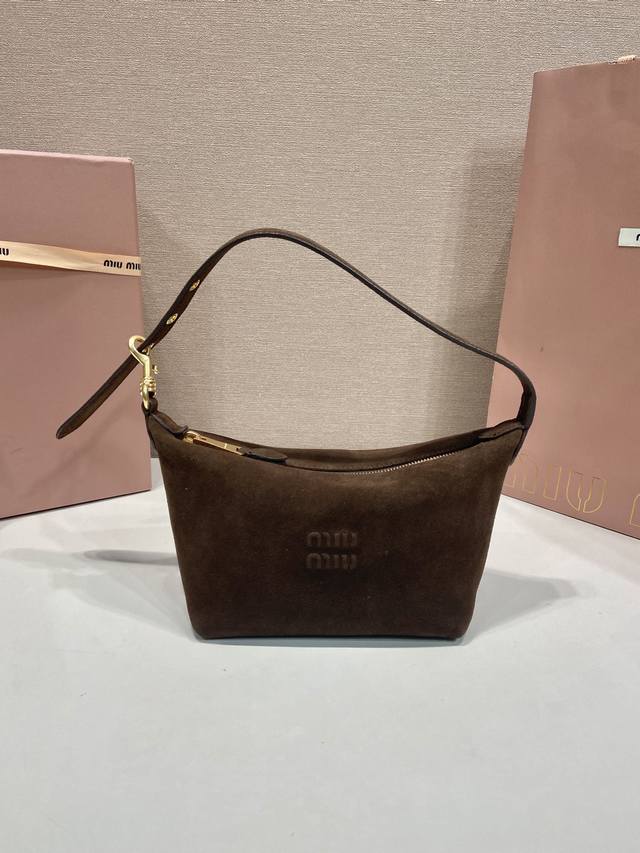 特级原厂新品腋下包5Ne841麂皮 DDD 这款采用进口麂皮材质小巧而实用。搭配肩带，进一步增添实用性，而字母徽标则彰显经典格调。拉链开合，按扣皮革手提柄，防水