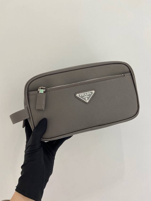 特级原厂新款洗漱手包2Na819牛皮 DDD 这款旅行收纳包采用十字纹牛皮打造，设计简约而颇，收纳包配有顶部拉链，并饰以涂珐琅三角形徽标和Saffiano手挽带