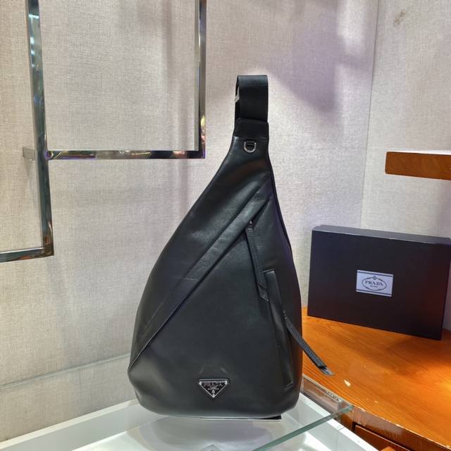 特级原厂新款胸包2Vz092全皮 DDD 男士胸包采用柔软小牛皮革，包身风格介于背包和单肩包之间，演绎混搭设计风格。配旁开扣的可调式编织尼龙肩带彰显功能性，标志