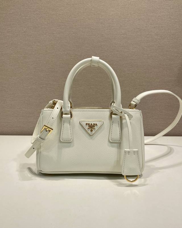 特级原厂Mini杀手1Ba916新品 DDD 这款Galleria手袋采用标志性的Saffiano皮革制作，配有一条可拆卸肩带，顶级拉丝五金是对经典隽永优雅气质