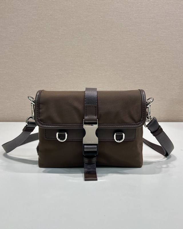 特级原厂新品2Zt071手机包 DDD 这款精致现代的智能手机外壳由Re-Nylon制成。饰有皮革细节的多功能配饰，配有实用的可拆卸、可调节肩带。珐琅金属三角标