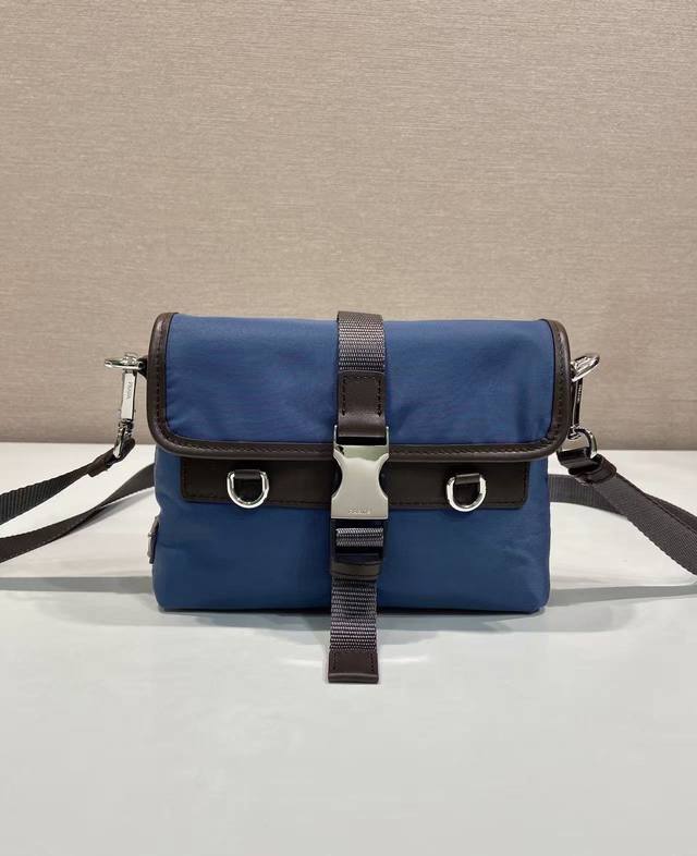 特级原厂新品2Zt071手机包 DDD 这款精致现代的智能手机外壳由Re-Nylon制成。饰有皮革细节的多功能配饰，配有实用的可拆卸、可调节肩带。珐琅金属三角标