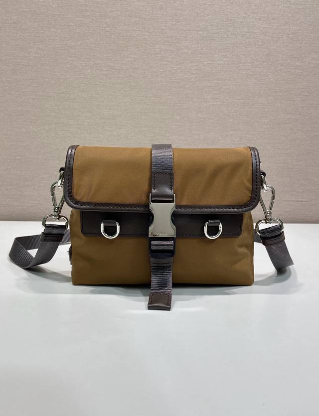 特级原厂新品2Zt071手机包 DDD 这款精致现代的智能手机外壳由Re-Nylon制成。饰有皮革细节的多功能配饰，配有实用的可拆卸、可调节肩带。珐琅金属三角标