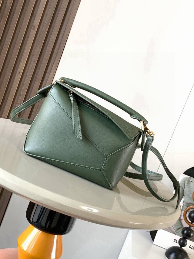 爆款新版本几何包迷你18Cm原厂进口纳帕小牛皮Puzzle手袋是创意总监乔纳森．安德森为 L0Ewe 推出的首款手提包长方体形状和精确的切割技术创造了 Puzz