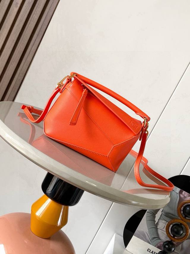 爆款新版本几何包迷你18Cm原厂进口纳帕小牛皮Puzzle手袋是创意总监乔纳森．安德森为 L0Ewe 推出的首款手提包长方体形状和精确的切割技术创造了 Puzz