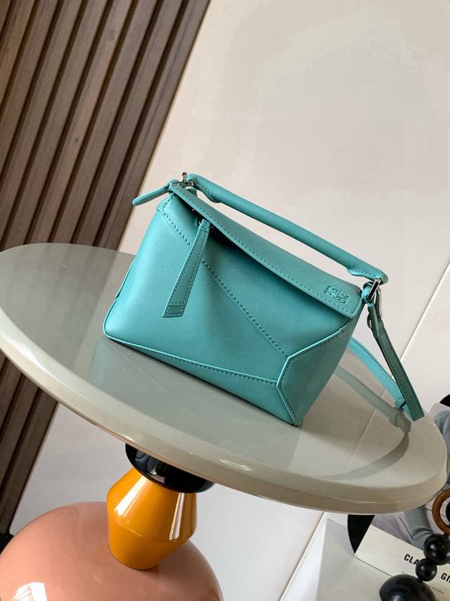 爆款新版本几何包迷你18Cm原厂进口纳帕小牛皮Puzzle手袋是创意总监乔纳森．安德森为 L0Ewe 推出的首款手提包长方体形状和精确的切割技术创造了 Puzz