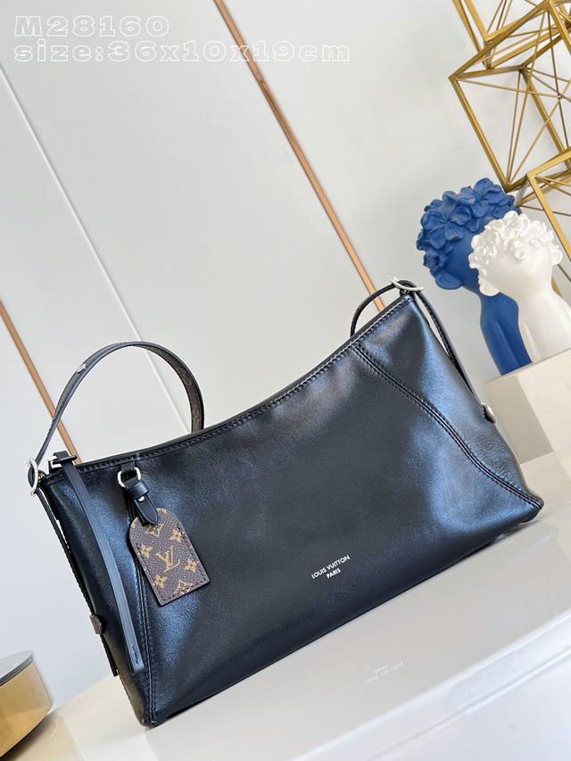 出厂价P 海外顶级原单 M28160 這款Lv Vibe系列呈獻這款Carryall East West，巧妙地將經典細節與現代廓形融為一體。袋身以柔軟小羊皮精