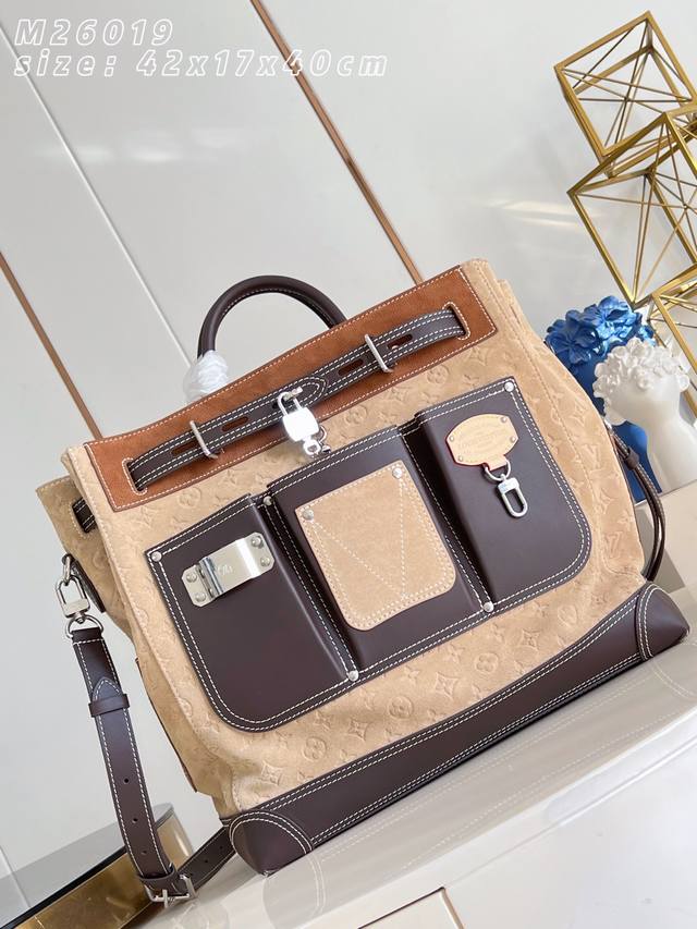 海外顶级原单 M26019 本款 Steamer 40 手袋出自 Workwear 系列，令经典设计、工装元素和 Pharrell Williams 标志性的潮