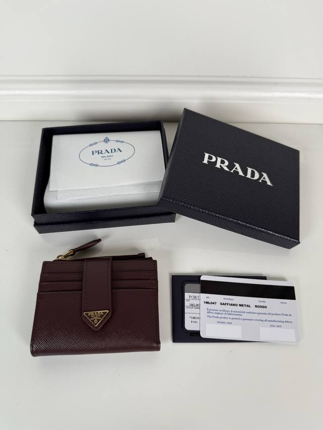 P家最新三角微标卡包，型号1Ml047，Saffiano十字纹皮与进口小牛皮的完美结合，尺寸8×10Cm，一个票据隔层，九个卡槽，拉链式隔层，按扣开合更加实用，