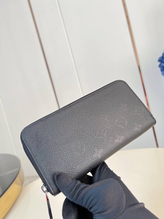 出厂价P 顶级原单 M28048 本款 Zippy Horizontal 钱夹为纯色 Monogram Midnight 涂层帆布搭配哑光金属件与皮革内衬，呈现