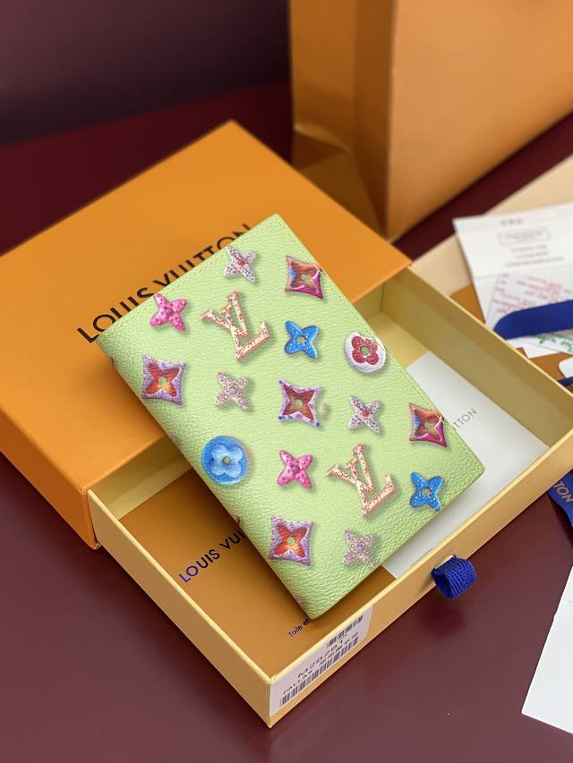 出厂价P M28281 甜甜圈 草绿！护照套、本款护照套以 Monogram Donuts 涂层帆布妙趣演绎经典设计。Monogram 元素化身为 3D 效果甜