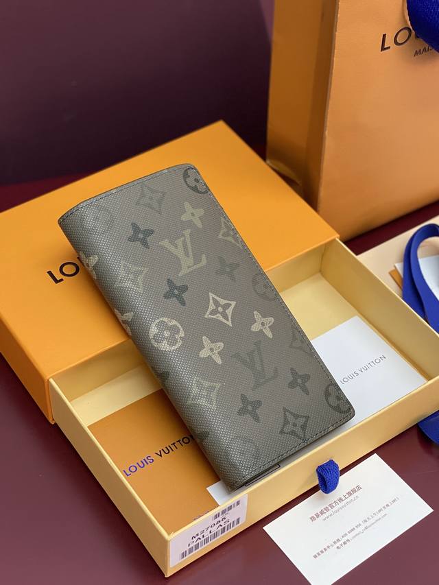 出厂价P M27055 本款Brazza钱夹为Monogram Surplus涂层帆布搭配同色皮革内衬，再以日晒色调牛皮革增添考究之笔。修长构型内含拉链零钱袋，