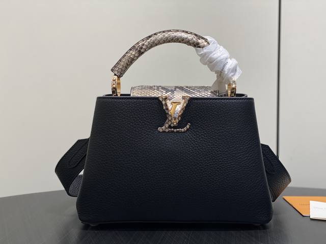 原单精品 M95509黑色 蟒蛇皮全皮Cap那英款 Capucines Bb手袋 此款Capucines 手袋臻选蟒蛇皮来点缀隽永的黑色 Taurillon 皮