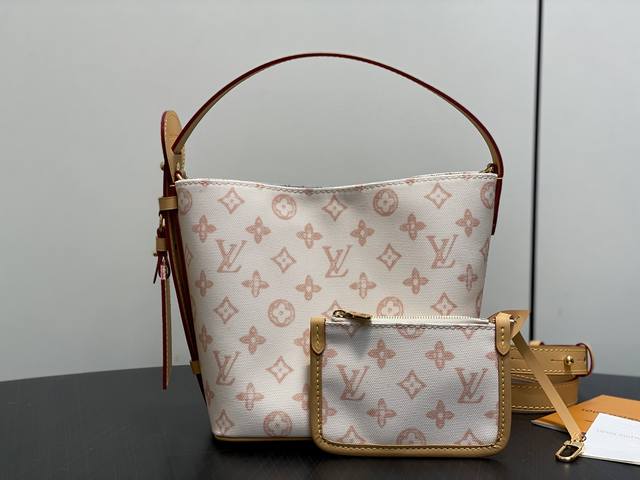 原单精品 M28355米白 水桶包 All In Bb 手袋 路易威登以 Lv Romance 元素传递灵动活力，2026年春夏款 All In Bb 手袋。经