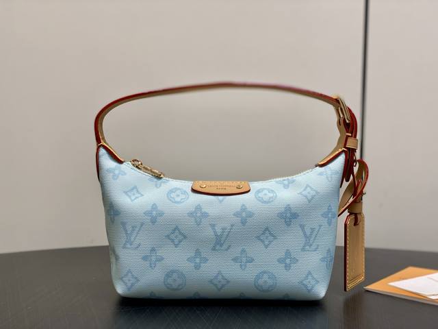 原单精品 M28250浅蓝色 饭盒包腋下包 Pochette Hills 手袋 这款优雅的Pochette Hills是在庆祝Louis Vuitton Mon